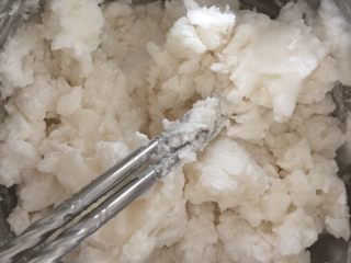 2、紫薯冰皮月饼（简易版）,月饼粉倒入盆内，慢慢加入纯净水，一边加一边搅拌面粉。