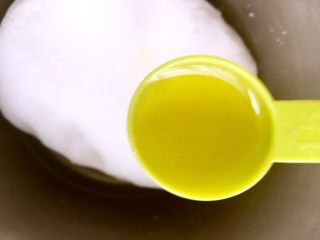 4、紫薯冰皮月饼（简易版）,分多次加入猪油，没有猪油也可用无味的玉米粥代替，将面团揉至光滑细腻的面团。