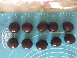 6、紫薯冰皮月饼（简易版）,紫薯月饼馅料分成若干份，每份20g，搓成丸子备用。