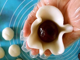 8、紫薯冰皮月饼（简易版）,把紫薯馅料丸子放入，包起。