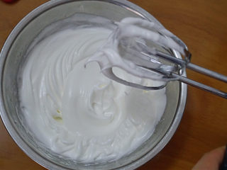 6、巨简单、超治愈的云朵蛋糕,打至打蛋器有一个小三角即可