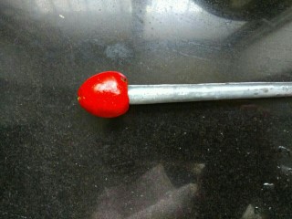 2、山楂果酱,市场上买的专用通核的工具,没有的话,用个金属笔筒就可以。把工具的大头对准山楂的大头,用力压个印