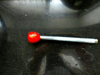 3、山楂果酱,然后掉过来,用工具的小头,用力压山楂的尾部