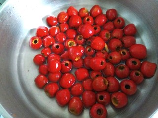 6、山楂果酱,再用清水洗净,锅里放入适量清水