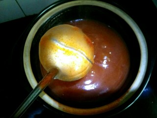 13、山楂果酱,熬到果酱变粘稠,拿起勺子,用筷子划一下粘在勺子上的果酱,痕迹没有任何变化,不消失,果酱就熬制好了