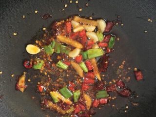 4、麻辣水煮鱼片,加一勺半红油火锅底料（郫县红油豆瓣酱可以代替，超市有卖）炒出红油～火辣辣
