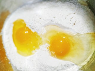 1、红糖酥,面粉上面打两个鸡蛋，加上适量温水，柔成面团