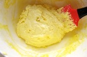 4、蛋黄饼干,用刮刀充分翻拌好。