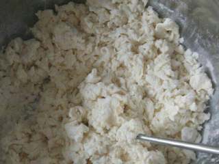 1、家常糖饼,面粉中放入一点小苏打，用温水和面，边倒水边搅动，当面粉都成絮状没有干面粉时