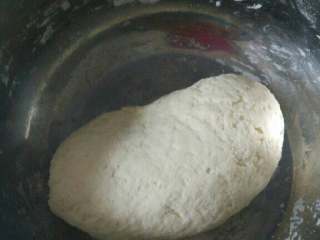 2、家常糖饼,揉成光滑的面团，面要和的软一些，醒1小时