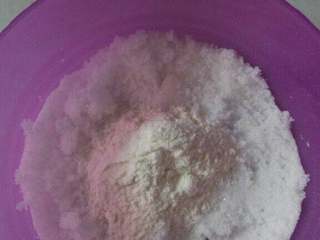 3、家常糖饼,白糖里加入适量面粉拌均匀