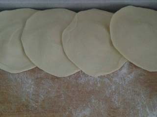 4、家常糖饼,醒好的面团擀成等大剂子