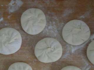 5、家常糖饼,将糖包入，像包包子似的收口捏紧，压扁