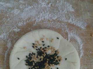 6、家常糖饼,稍微擀一下，撒上白黒芝麻