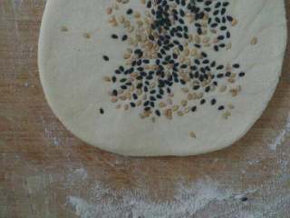 7、家常糖饼,再擀成薄饼