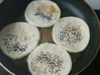 8、家常糖饼,油锅中倒油，倒入饼烙饼