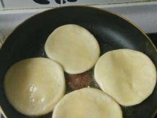 9、家常糖饼,一面定型后就翻面烙，糖饼要勤翻动