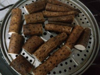 2、双色山药糕,放入蒸锅里蒸20分钟左右至软烂。