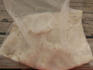 3、双色山药糕,蒸熟的山药去皮,放入保鲜袋里压成泥。