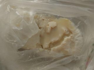 4、双色山药糕,在山药泥中加入炼乳。