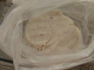 5、双色山药糕,隔着保鲜袋揉均匀。