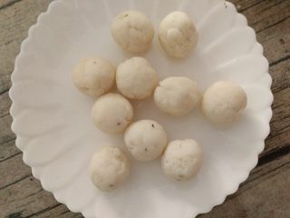 9、双色山药糕,把白山药泥分成15克每份,揉圆。