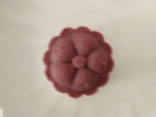 14、双色山药糕,拿起模具向下推动,使山药糕脱模。