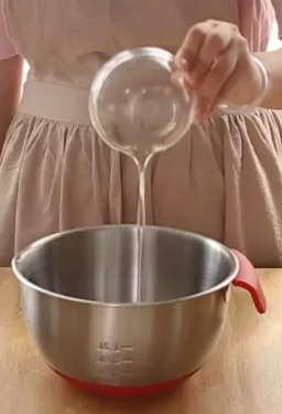 1、小分享 | 【喜茶舒芙蕾】原来在家也能打卡！人不在魔都也能尝尝鲜~,酸奶加色拉油混合均匀。