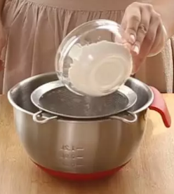 2、小分享 | 【喜茶舒芙蕾】原来在家也能打卡！人不在魔都也能尝尝鲜~,加入泡打粉、低粉和玉米淀粉混合均匀。