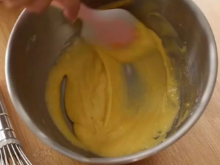 3、小分享 | 【喜茶舒芙蕾】原来在家也能打卡！人不在魔都也能尝尝鲜~, 加入蛋黄混合均匀。