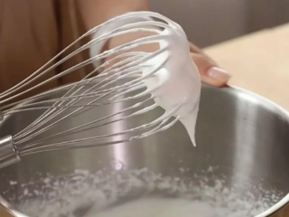 4、小分享 | 【喜茶舒芙蕾】原来在家也能打卡！人不在魔都也能尝尝鲜~,糖分三次加入蛋白进行打发，打发至提起弯钩即可