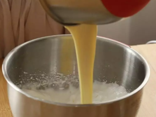 6、小分享 | 【喜茶舒芙蕾】原来在家也能打卡！人不在魔都也能尝尝鲜~,倒回剩下三分之二中翻拌均匀