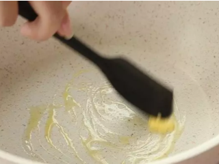 7、小分享 | 【喜茶舒芙蕾】原来在家也能打卡！人不在魔都也能尝尝鲜~,小火热锅，在锅中刷一层黄油。