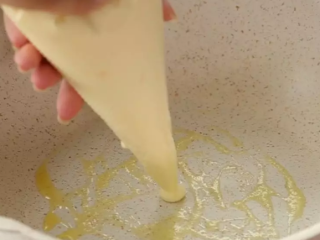 8、小分享 | 【喜茶舒芙蕾】原来在家也能打卡！人不在魔都也能尝尝鲜~,将面糊挤入锅中，调整到你想要的尺寸大小