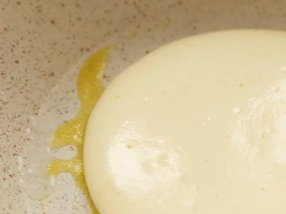 9、小分享 | 【喜茶舒芙蕾】原来在家也能打卡！人不在魔都也能尝尝鲜~,撒一点水，盖盖子煎2分30秒，关火后再焖30秒