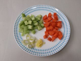 2、家常版川味浓香宫保鸡丁,胡萝卜、黄瓜去皮切丁，葱姜切好备用