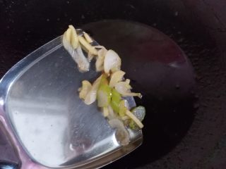 9、家常版川味浓香宫保鸡丁,炸出香味之后把葱姜捞出