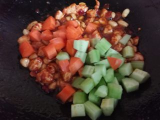 12、家常版川味浓香宫保鸡丁,翻炒一下，然后倒入黄瓜丁和胡萝卜丁