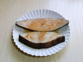 2、清蒸比目鱼~营养又健康,洗干净的比目鱼放入盘中,加入柠檬汁,十三香。