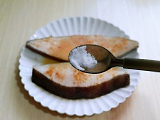 3、清蒸比目鱼~营养又健康,再按个人口味加入食用盐。