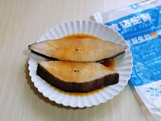 6、清蒸比目鱼~营养又健康,轻轻抚摸比目鱼,使其吸收酱汁。