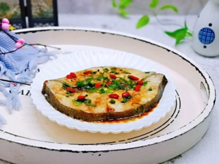 12、清蒸比目鱼~营养又健康,撒上葱花,泡好的枸杞点缀。