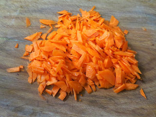 1、大吉大利之【橘子馒头】,把胡萝卜洗净去皮切小丁