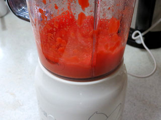 2、大吉大利之【橘子馒头】,放料理机里，加少许水打成泥，取胡萝卜泥145克待用