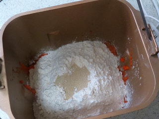 3、大吉大利之【橘子馒头】,把配方里材料，除了橘子叶外，全部放进面包机桶内