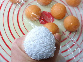 8、大吉大利之【橘子馒头】,用干净的干毛巾，包裹住小面团.这样可以在面团上压出坑坑洼洼的橘子皮来。面团很粘的时候，可以在面团表面裹一层干面粉，防止沾到毛巾上