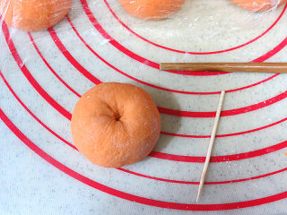 9、大吉大利之【橘子馒头】,用筷子在橘子中心扎个孔，用牙签在顶部划些痕