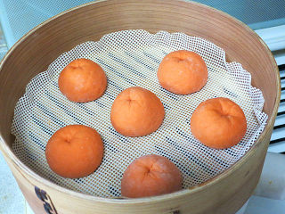 10、大吉大利之【橘子馒头】,定型完毕，放进蒸锅，醒发20分钟