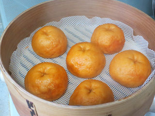 12、大吉大利之【橘子馒头】,蒸熟就打开盖子，不要焖五分钟。因为我们需要它有些回缩的感觉