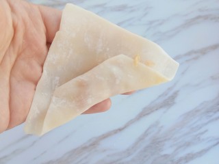 6、白菜猪肉小馄饨（内附馄饨四种详细包法）,在上面角上沾一点点水